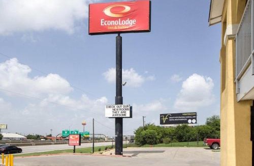 Government Hill Hotel | Econo Lodge Inn & Suites San Antonio near Frost Bank Center