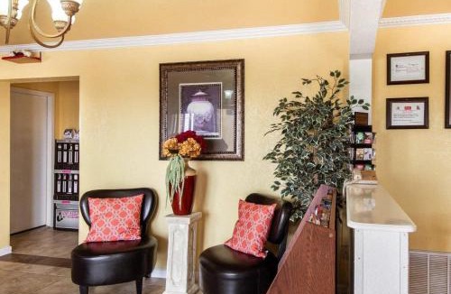 Government Hill Hotel | Econo Lodge Inn & Suites San Antonio near Frost Bank Center