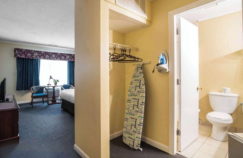 Lochmere Hotel | Econo Lodge Inn & Suites