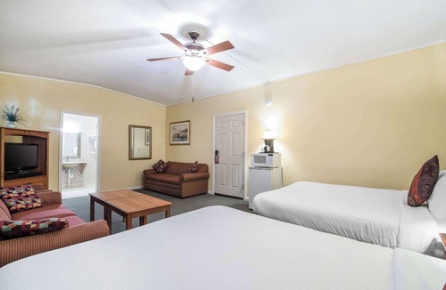 Lochmere Hotel | Econo Lodge Inn & Suites