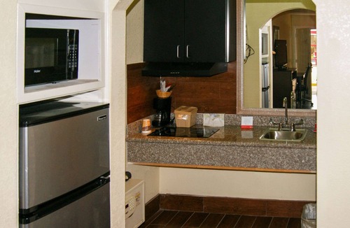 Memorial Hotel | Econo Lodge Inn & Suites West - Energy Corridor