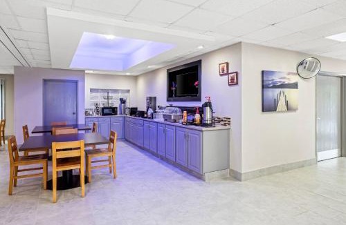 Jesup Cabin | Econo Lodge Jesup