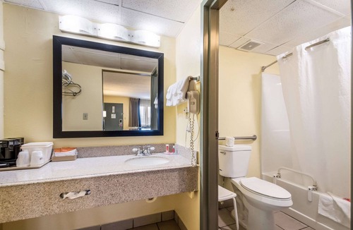 Kearney Hotel | Econo Lodge Kearney - Liberty