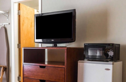 West Ossipee Hotel | Econo Lodge Lake Region