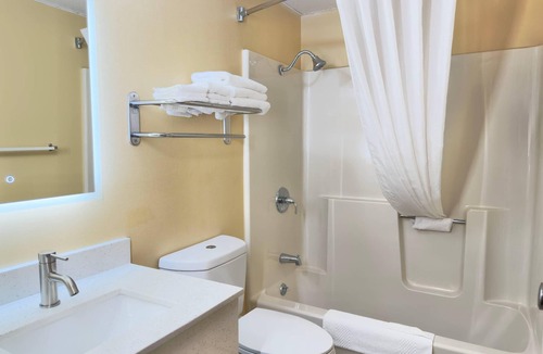Lansing Hotel | Econo Lodge Lansing - Leavenworth