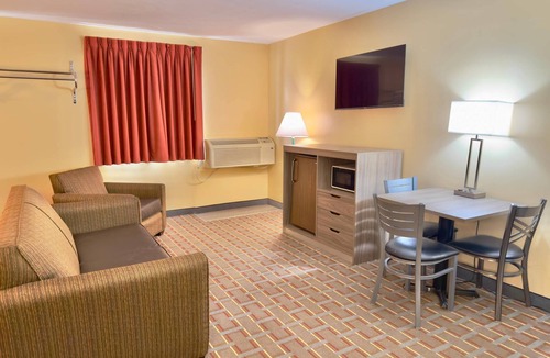 Lansing Hotel | Econo Lodge Lansing - Leavenworth