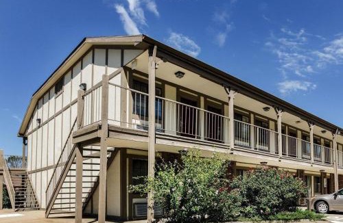 Sunset Hills Cabin | Econo Lodge Lawrence near University