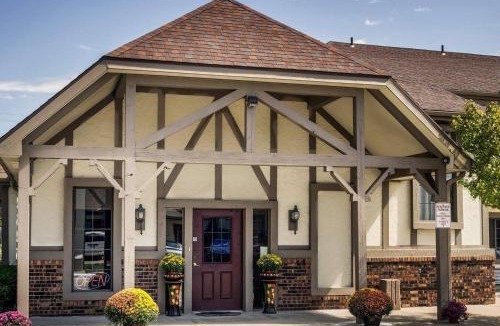 Sunset Hills Cabin | Econo Lodge Lawrence near University