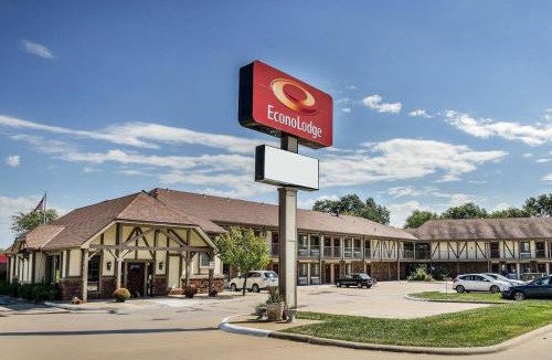 Sunset Hills Cabin | Econo Lodge Lawrence near University