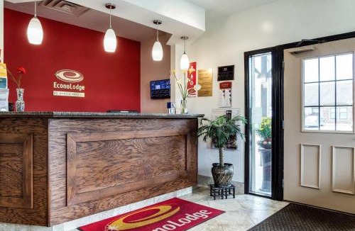 Sunset Hills Cabin | Econo Lodge Lawrence near University