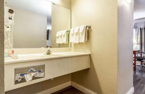 West Lincoln Hotel | Econo Lodge Lincoln