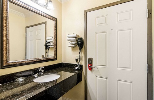 Circle Area Hotel | Econo Lodge Long Beach I-405