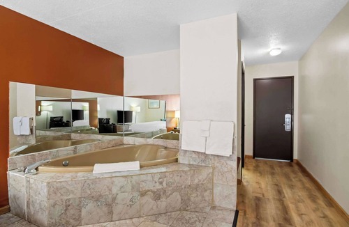 Manistee Hotel | Econo Lodge Manistee