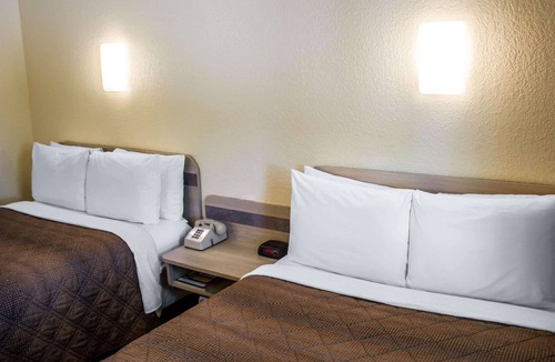 Meadville Hotel | Econo Lodge Meadville