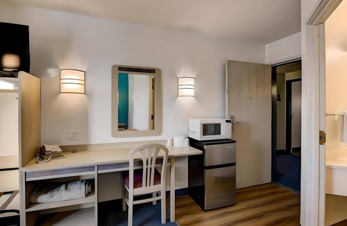 Menomonie Hotel | Econo Lodge Menomonie