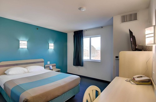 Menomonie Hotel | Econo Lodge Menomonie