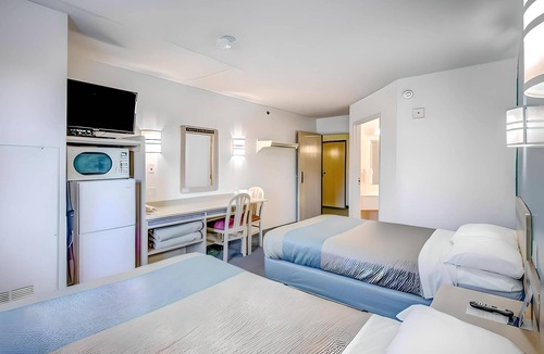 Menomonie Hotel | Econo Lodge Menomonie