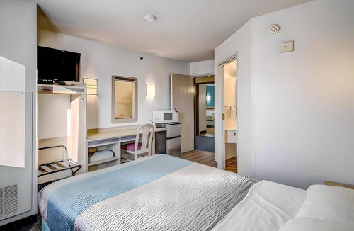 Menomonie Hotel | Econo Lodge Menomonie