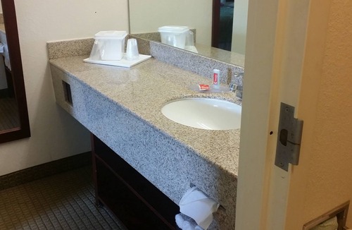 Lloyd Hotel | Econo Lodge Monticello