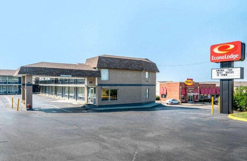 Rolla Cabin | Econo Lodge near Missouri University of Science and Technology