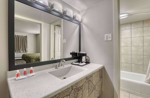 Neenah Hotel | Econo Lodge Neenah