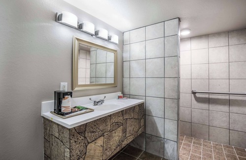 Neenah Hotel | Econo Lodge Neenah