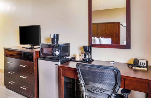 Newport Hotel | Econo Lodge Newport