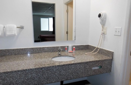 Newport Hotel | Econo Lodge Newport