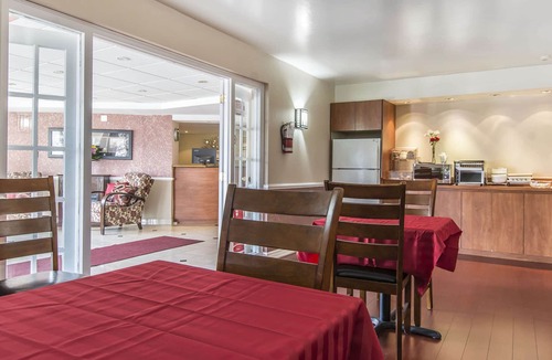 Orillia Hotel | Econo Lodge Orillia