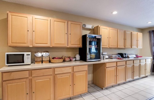 Painted Post Hotel | Econo Lodge Painted Post - Corning