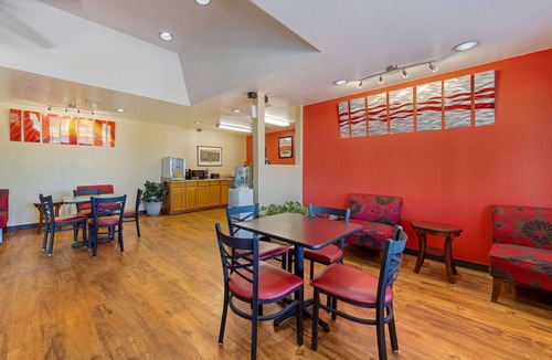 Pryor Hotel | Econo Lodge Pryor