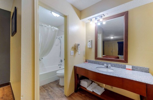 Pryor Hotel | Econo Lodge Pryor