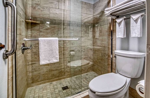 Southeast Raleigh Hotel | Econo Lodge Raleigh near Walnut Creek Amphitheatre