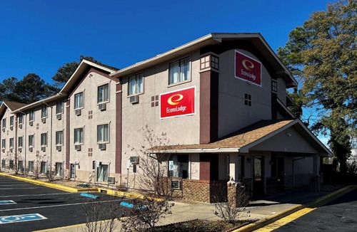 Spring Lake Cabin | Econo Lodge Spring Lake near Fort Bragg