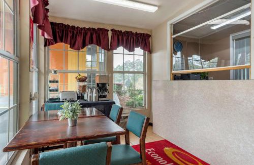Tallahassee Cabin | Econo Lodge Tallahassee Downtown - University