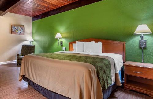 Tallahassee Cabin | Econo Lodge Tallahassee Downtown - University