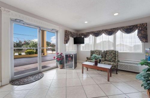 Thomaston Cabin | Econo Lodge Thomaston