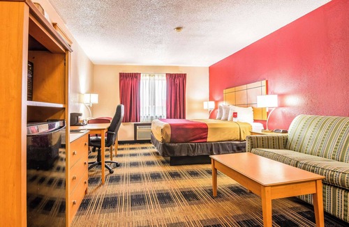 Southwest Topeka Hotel | Econo Lodge Topeka at Wanamaker