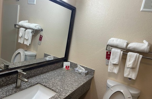 Southwest Topeka Hotel | Econo Lodge Topeka at Wanamaker
