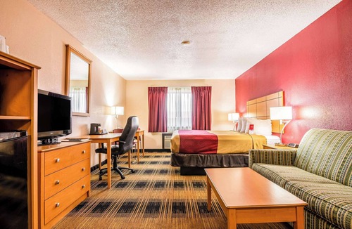 Southwest Topeka Hotel | Econo Lodge Topeka at Wanamaker
