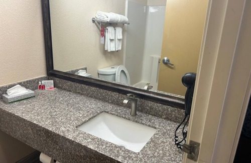 Southwest Topeka Hotel | Econo Lodge Topeka at Wanamaker