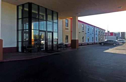 Sedalia Cabin | Econo Lodge Truman Inn