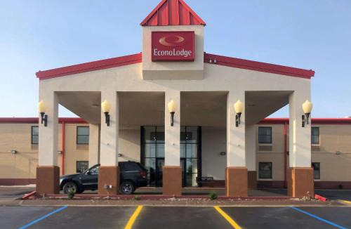 Sedalia Cabin | Econo Lodge Truman Inn