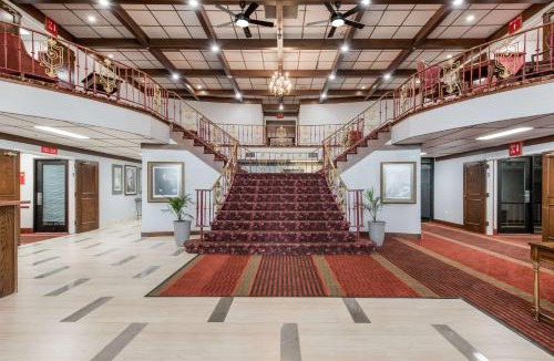 Sedalia Cabin | Econo Lodge Truman Inn