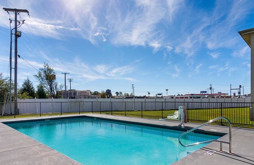 Caddo Valley Hotel | Econo Lodge