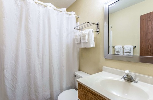 Ithaca Hotel | Econo Lodge