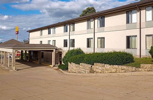 Maquoketa Hotel | Econo Lodge