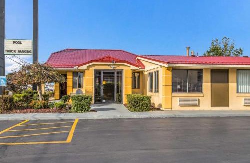 Norwalk Cabin | Econo Lodge