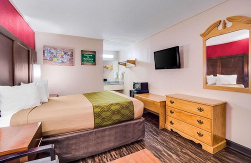 Walterboro Cabin | Econo Lodge