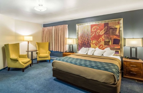 Waupaca Hotel | Econo Lodge